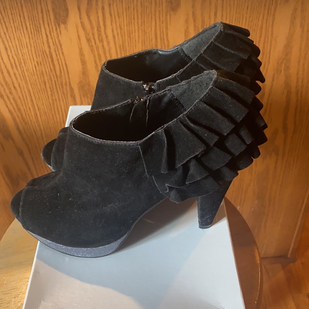BKE Open Toe Heels With Ruffles Style And Metallic Sole Size 7.5